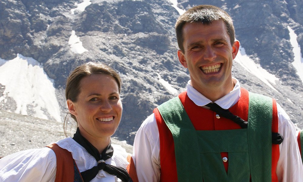 Siamo la famiglia Wallnöfer che vi accoglierà per trascorrere una vacanza da sogno in agriturismo in Val Venosta